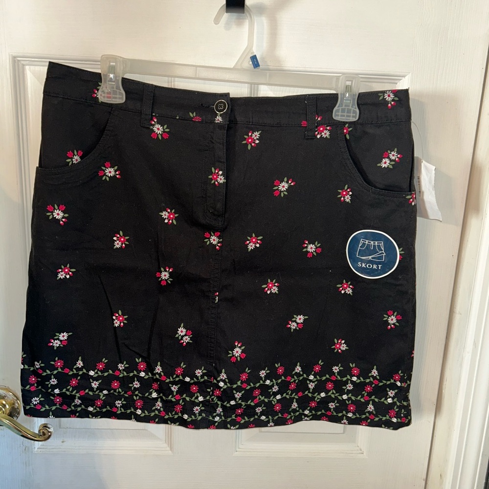 KAREN SCOTT Size 14 Black Floral Skort 4 Pockets New W/Tags